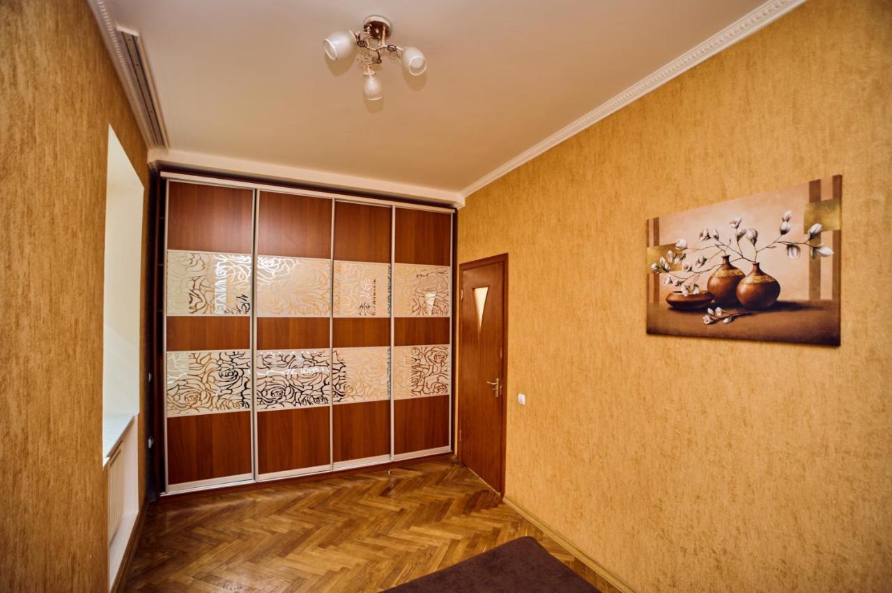 Apartments Near Potocki Palace Λβιβ Εξωτερικό φωτογραφία